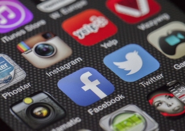 Image of social media apps on smart phone screen