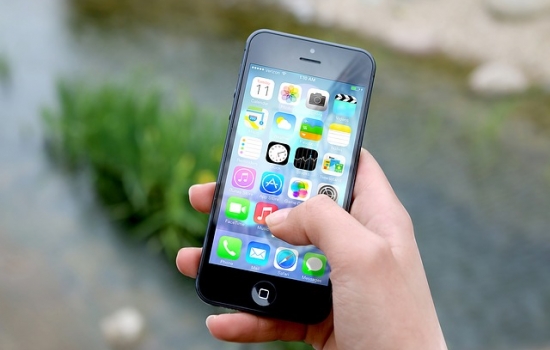 Hand holding iPhone.